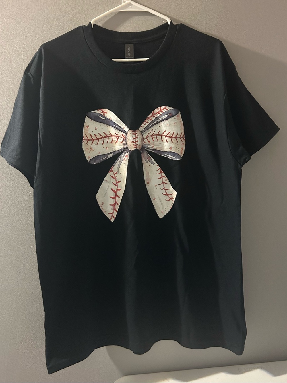 Gildan Black Tee with White Baseball Bow Graphic Unisex Sz Large